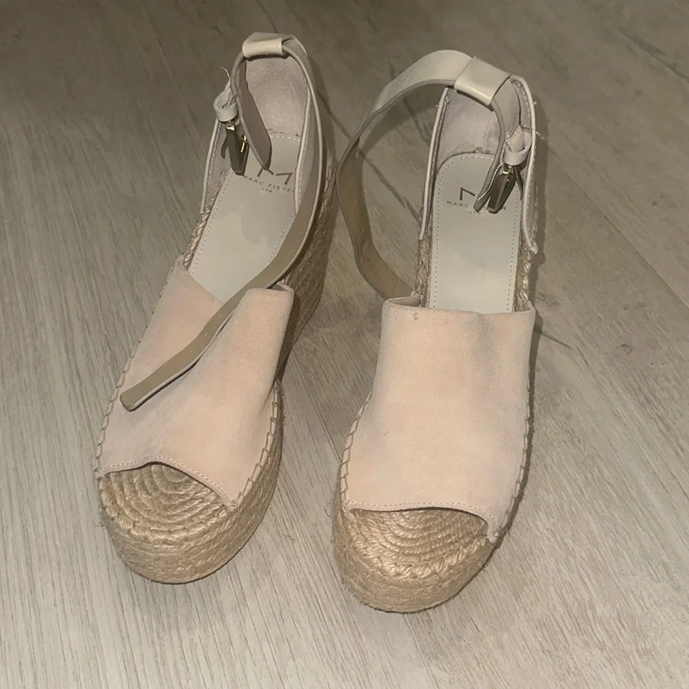 NWOB Marc Fisher Mladlyn women’s woven beige wedge‎ heels